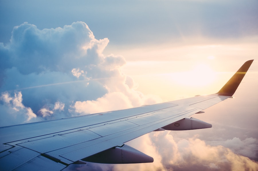 Aile d'avion dans les nuages