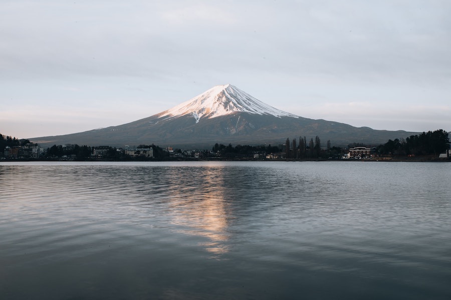 Mont Fuji et son reflet dans un lac au Japon