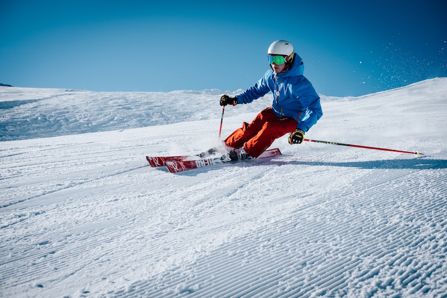 Homme dévalant une piste de ski
