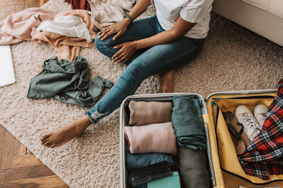 Préparation d'une valise pour partir en vacances - vêtements enroulés