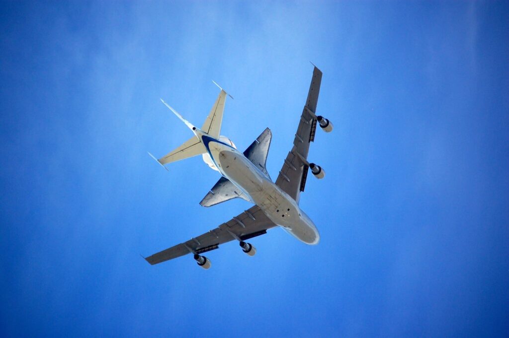 Avion dans le ciel