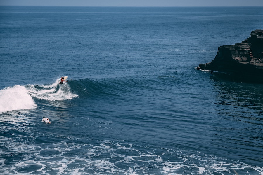 Faire du surf à Bali en Indonésie
