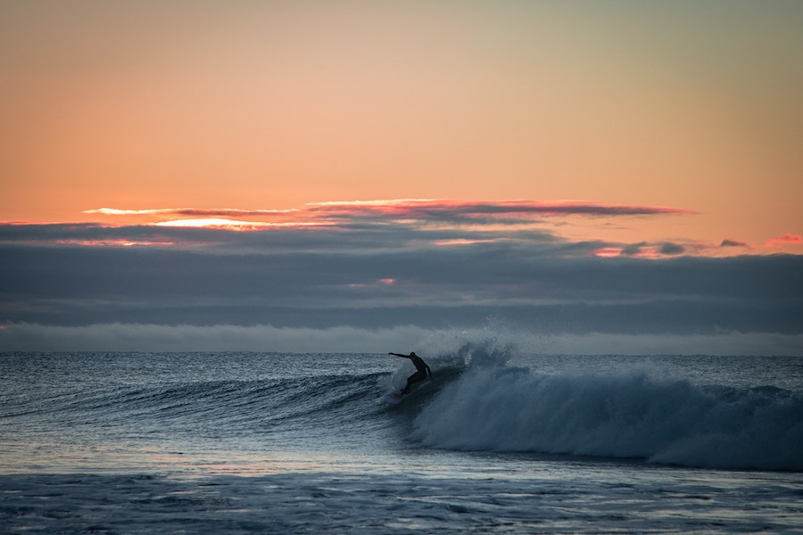 Surfeur à Bells Beach en Australie
